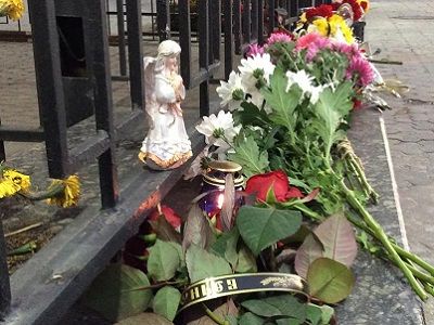 Киев, 31.10.15, цветы у посольства РФ в память о погибших над Синаем. Источник - https://www.facebook.com/BBC.Ukrainian/