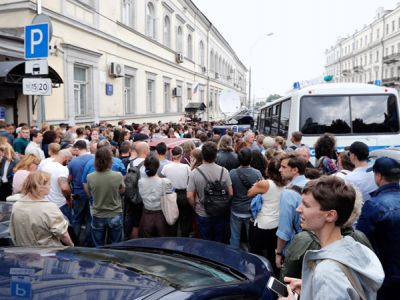 Люди, собравшиеся в поддержку Кирилла Серебренникова у Басманного суда, 23.8.17. Фото ТАСС, источник - interfax.ru