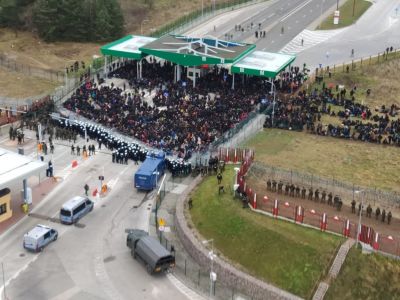 Захват мигрантами погранперехода в Кузнице на границе Польши и Беларуси, 15.11.21. Фото: t.me/zerkalo_io